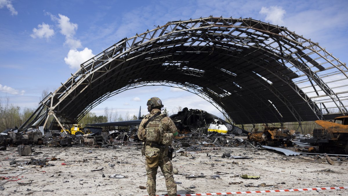 Kiev. Un hangar en el aeródromo de Hostomel, que fue destruido ayer.
