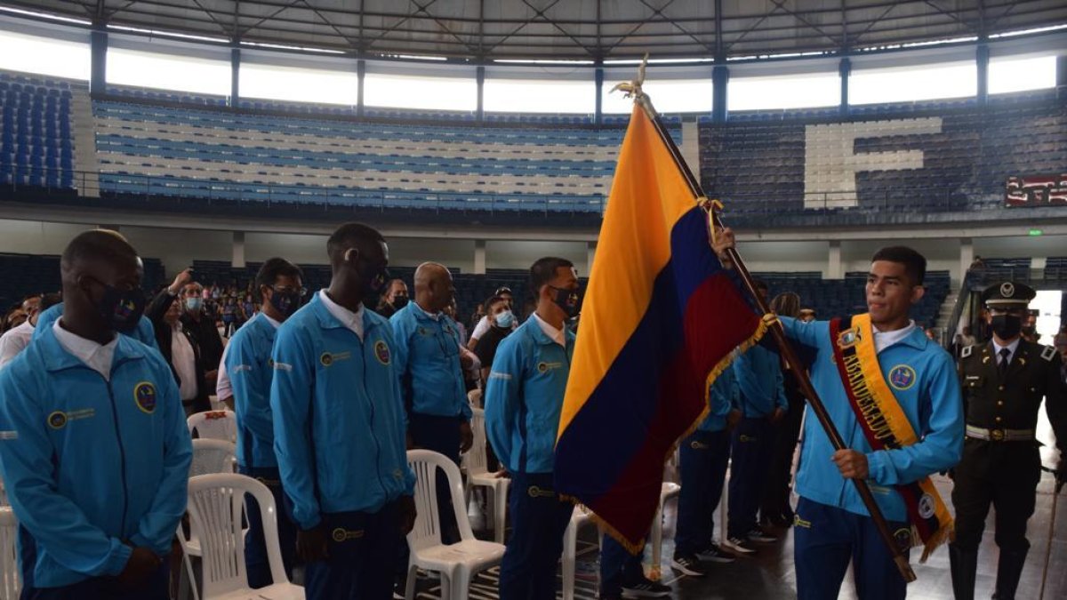José Rizzo recibió el portaestandarte y cobijó a sus compañeros.