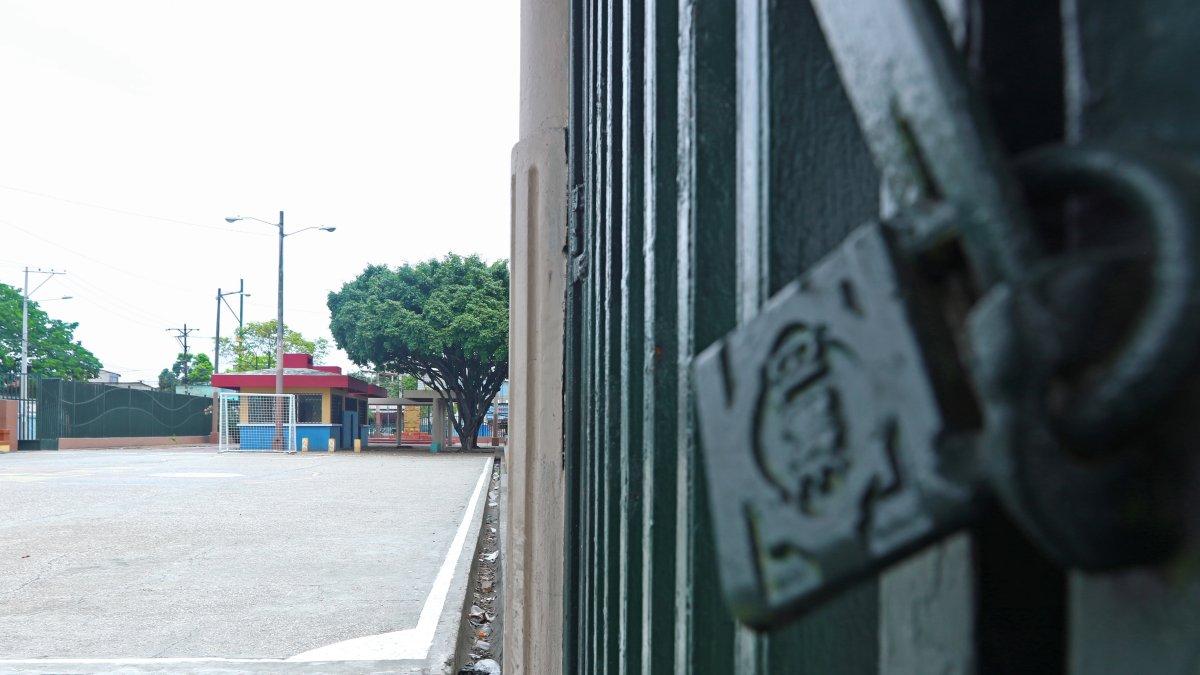 Realidad. Así permanecen diferentes puertas del parque lineal de la avenida 29, en el sur.