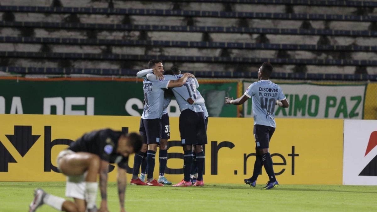 Los jugadores del cuadro camarata festejan el primer gol del partido, ante el lamento de la visita.