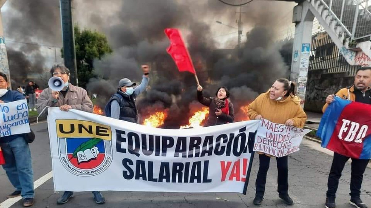 Acción. Decenas de maestros agrupados en la UNE protestaron en el sur de Quito este jueves 28 de abril.
