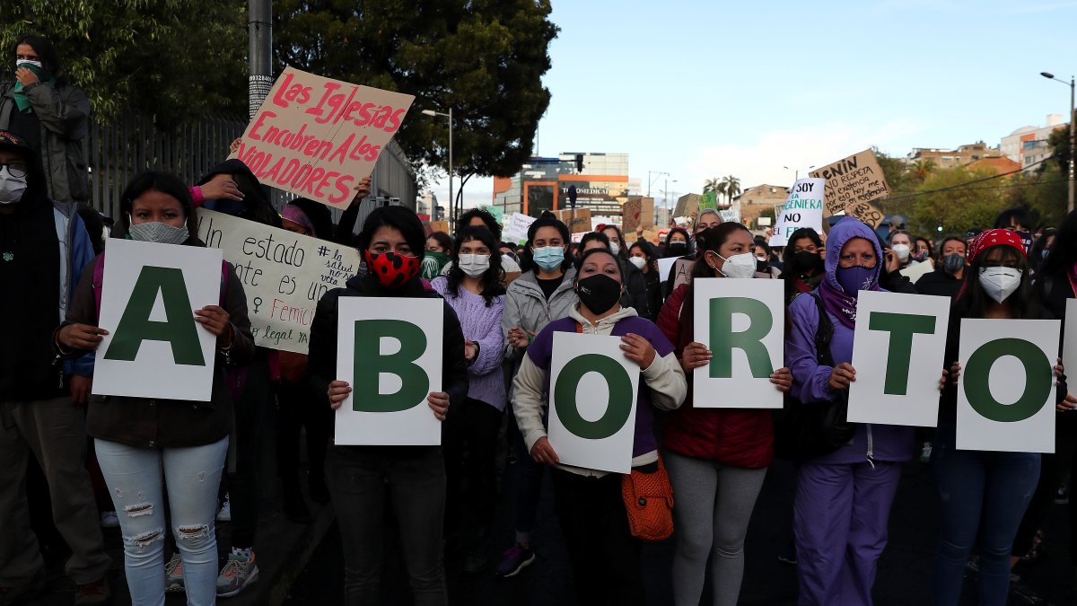 Fotografía de archivo fechada el 28 de septiembre de 2020 que muestra a cientos de mujeres mientras marchan con motivo del Día de Acción Global por el acceso al Aborto Legal y Seguro, en Quito (Ecuador).