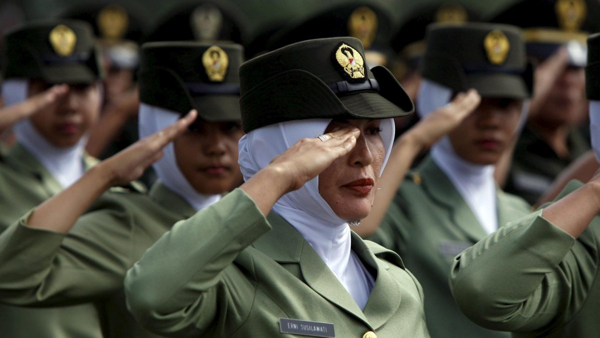 Varias soldados participan en un desfile militar en Aceh, Indonesia, en foto de archivo.