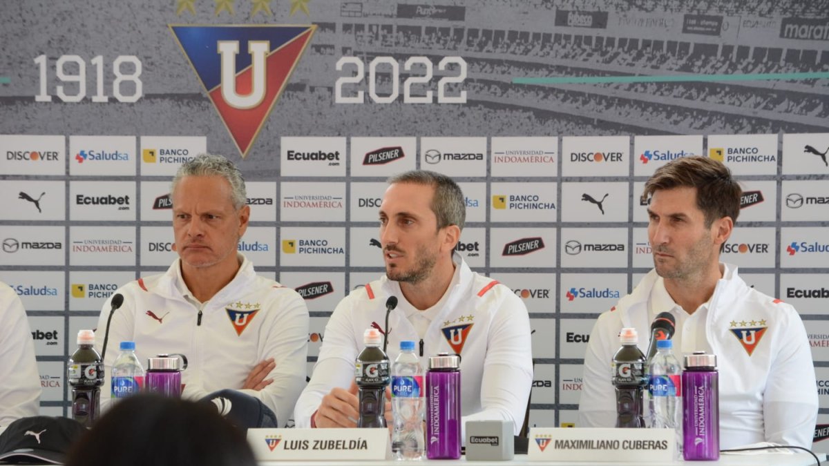 Luis Zubeldía (c), nuevo técnico de Liga de Quito, durante presentación de este jueves 28 de abril.