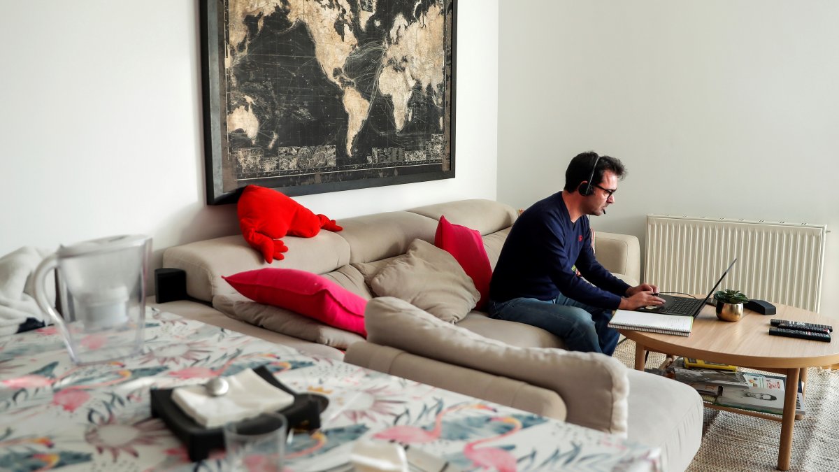 Un hombre teletrabaja desde su domicilio, en una imagen de archivo.