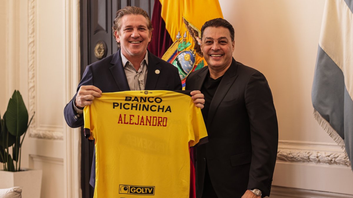 Alejandro Domínguez recibe la camiseta de Barcelona de las manos de Carlos Alfaro Moreno.