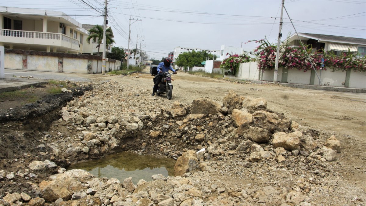 Lomas de piedras. Rocas arrumadas a un costado de las viviendas es lo que se observa en el sitio, donde las labores, a decir de la comunidad, han cesado.
