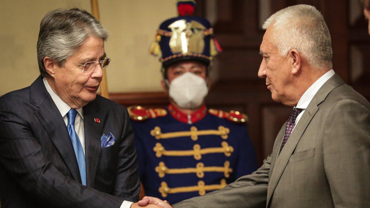 El presidente Guillermo Lasso saluda al nuevo ministro de Defensa, Luis Lara, quien reemplazó a Luis Hernández.