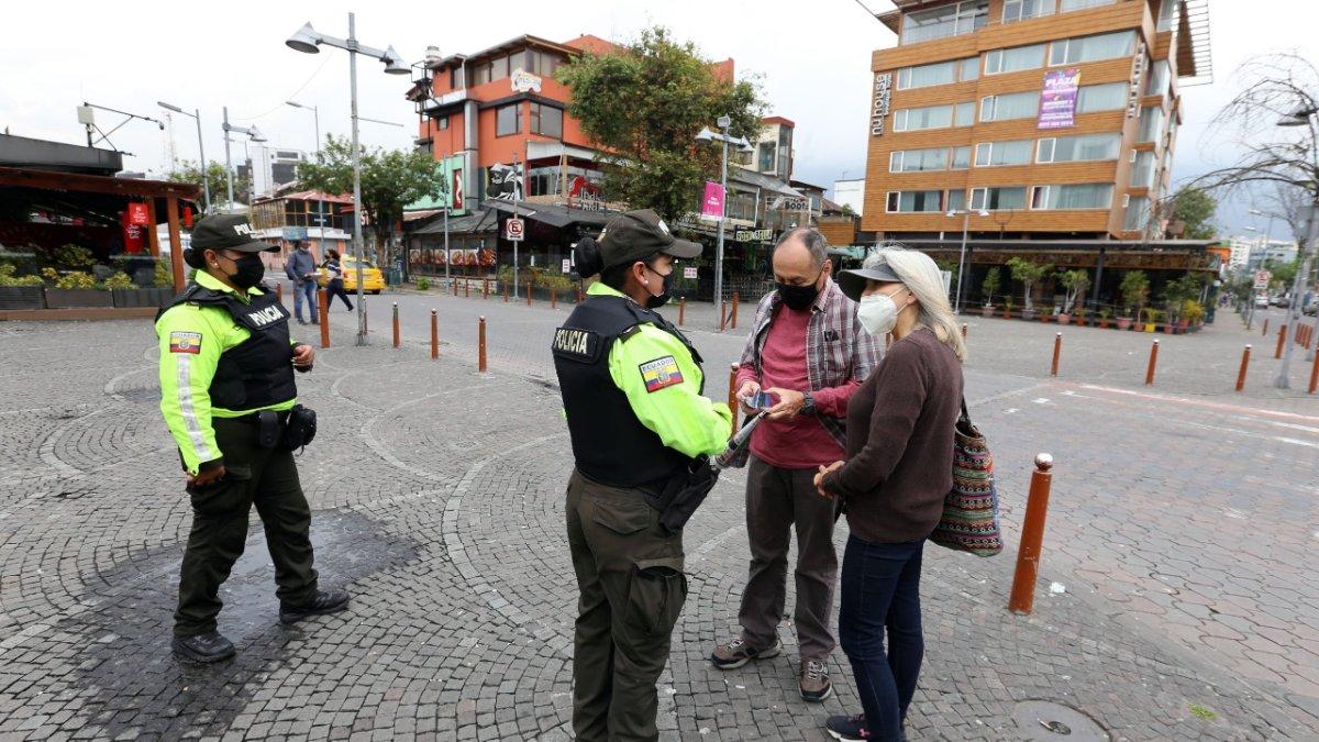 En las calles de La Mariscal se pueden ver a algunos turistas que han llegado a la ciudad tras la pandemia. Los uniformados les brindan información sobre direcciones y medidas de seguridad.