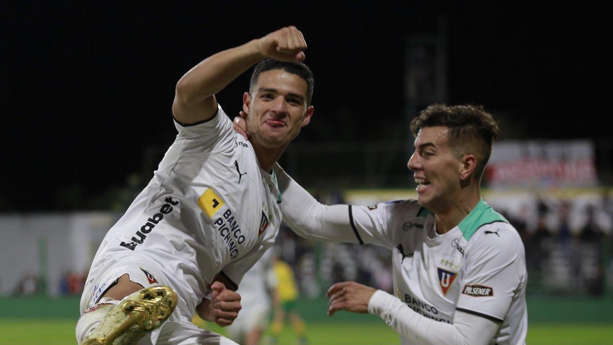 Alexander Alvarado (i) de LDU celebra un gol en un partido de la Copa Sudamericana ante Defensa y Justicia.