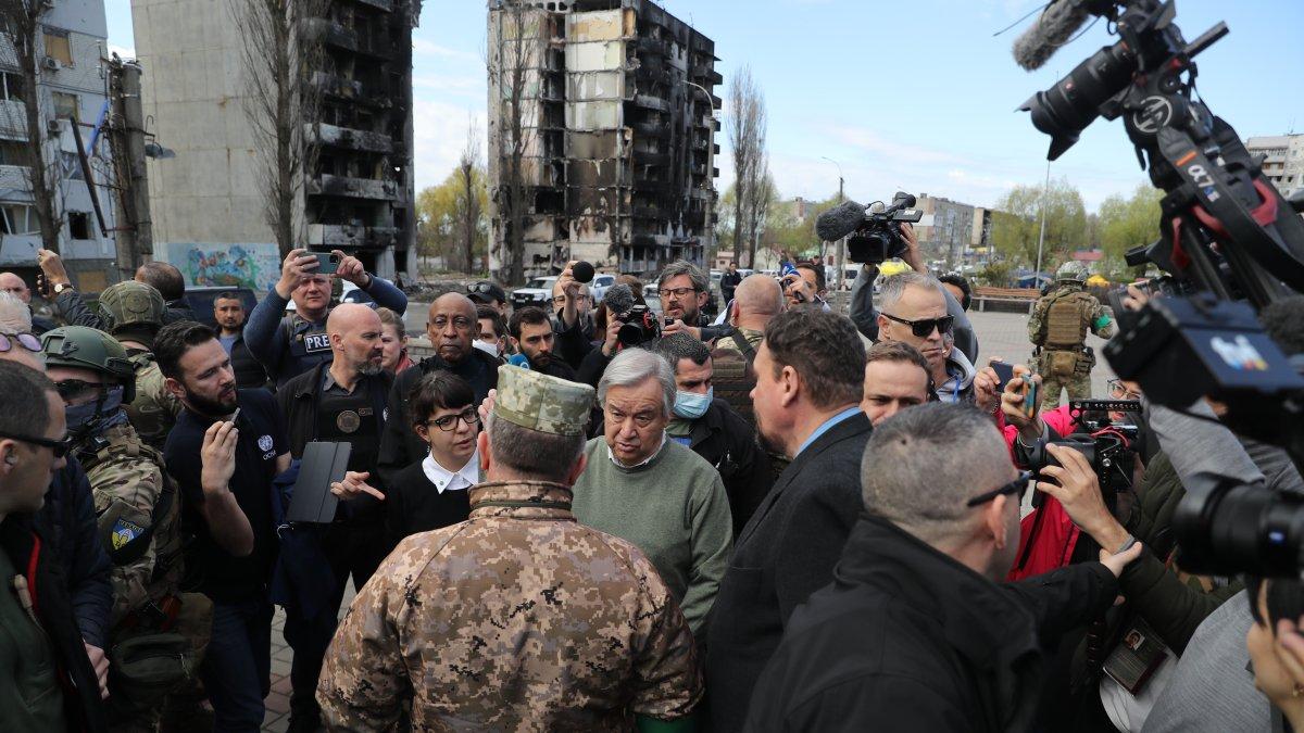 Kiev. El secretario general de la ONU, António Guterres, recorre uno de los sectores afectados en esta capital.