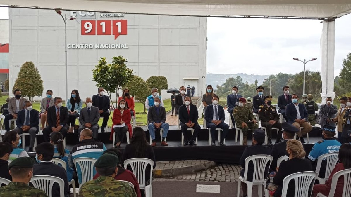 Acto. El presidente de la República, Guillermo Lasso, guardó la mascarilla en su bolsillo como fin de la medida.