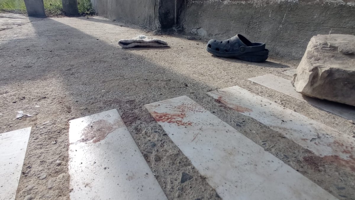 Los criminales llegaron en un carro plomo, se bajaron y arremetieron en contra del inmueble.