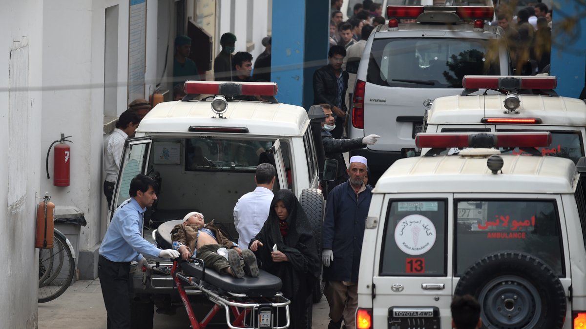 Referencial. Un niño afgano herido es trasladado de una ambulancia al hospital Estiqlal después de una explosión suicida masiva en una mezquita chiíta en Kabul el 21 de noviembre de 2016.