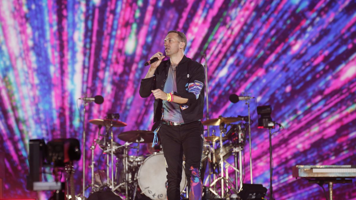 El vocalista de la banda británica de rock-pop Coldplay Chris Martin en un show.
