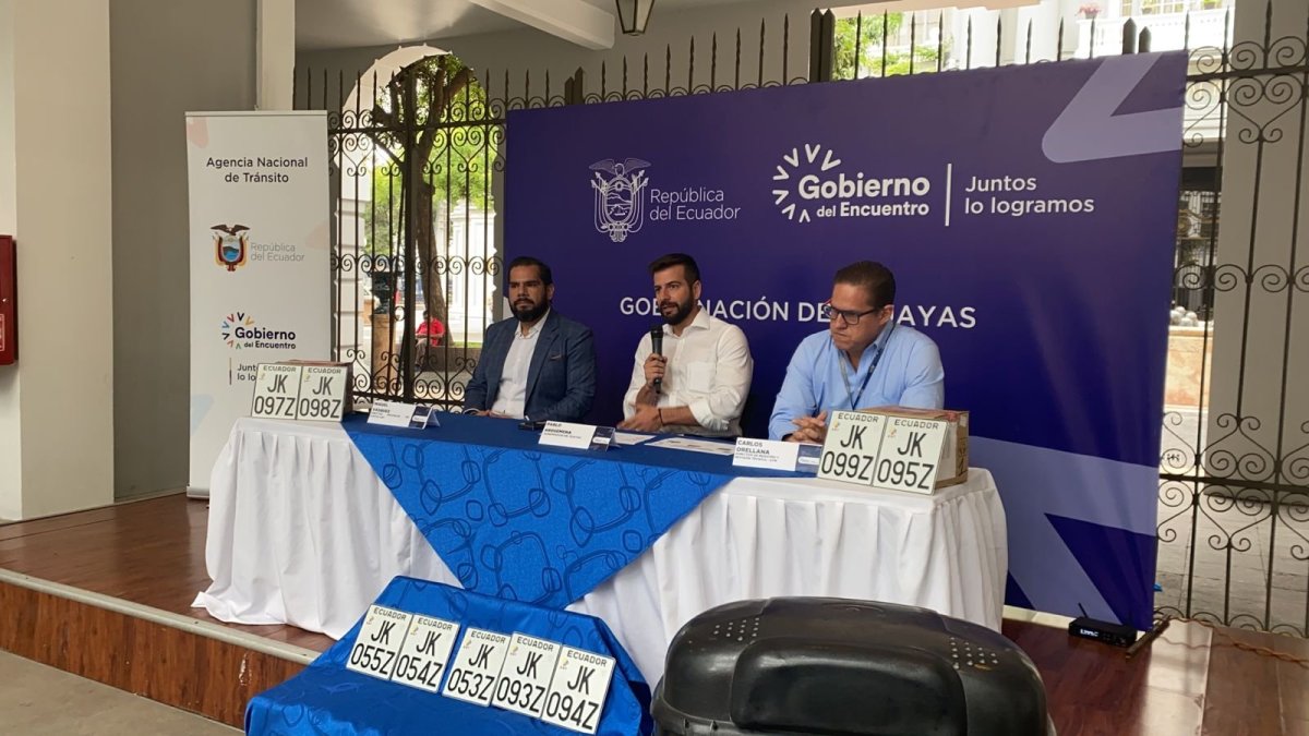 En gobernador de Guayas, Pablo Arosemena, participó de la entrega de las placas restantes.
