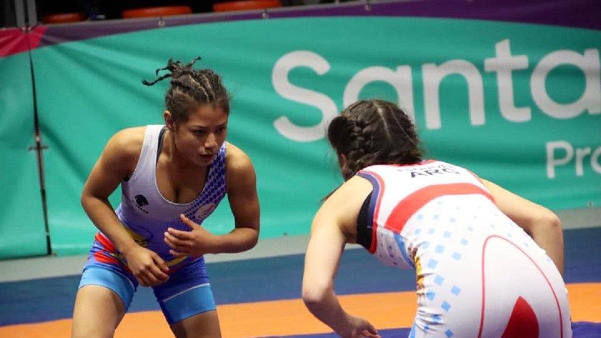 Vicky León (i), luchadora ecuatoriana, en uno de los combates de los Juegos Sudamericanos Juveniles.