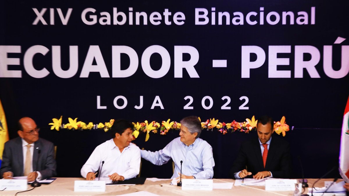 El presidente de Ecuador, Guillermo Lasso (c-d), y su homólogo de Perú, Pedro Castillo (c-i), participan en la Cumbre Presidencial y Gabinete Binacional hoy, en la ciudad fronteriza de Loja (Ecuador).
