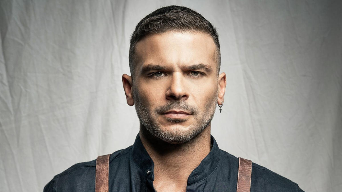 Fotografía cedida por Sony Music Latin donde aparece el cantautor puertorriqueño Pedro Capó quien estrenó este viernes su nuevo sencillo, 