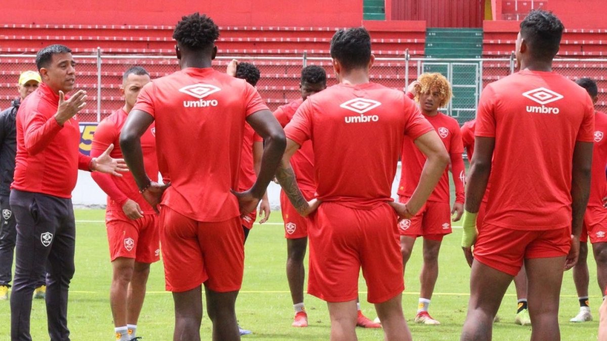 César Farías (izquierda) dirigió sus primeras prácticas en Aucas. Este sábado debutará en el banquillo ante Técnico Universitario.