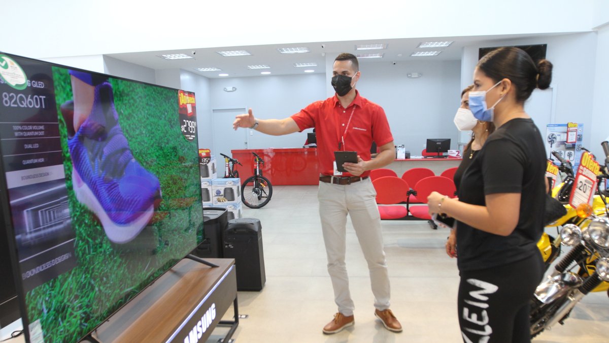 Tienda. Melina Jiménez, cliente, cotiza un televisor de 82 pulgadas en el almacén Créditos Económicos de la vía a la costa.