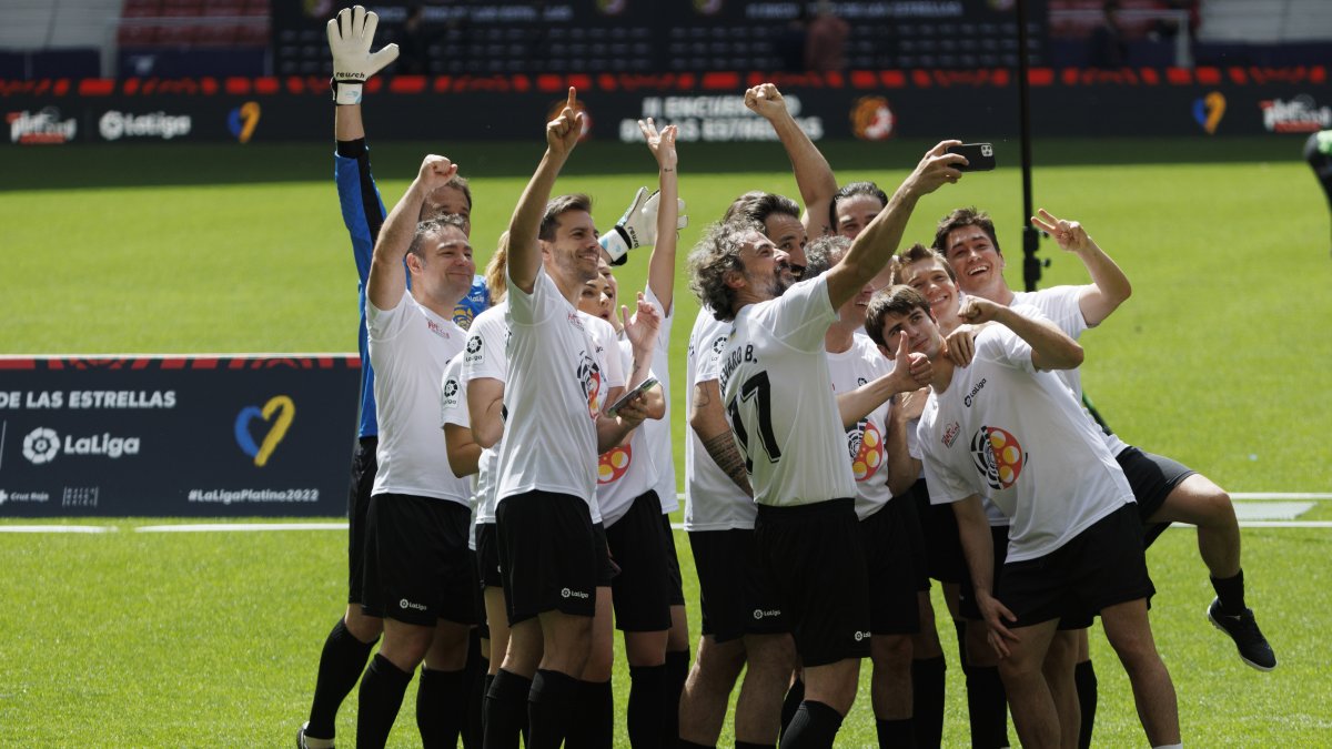 Los actores españoles y latinoamericanos posan para un selfie antes del partido de fútbol benéfico.