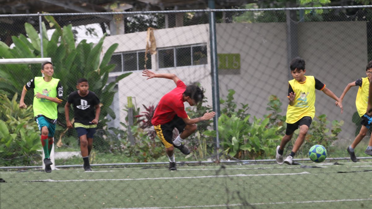 Juegos. El fútbol, el índor, los juegos de mesa y el skate constan entre las actividades que se practican al interior de los parques.
