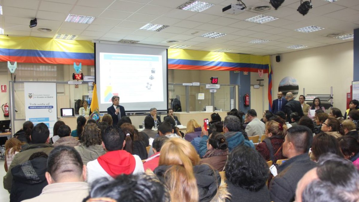Un grupo de migrantes asiste a un evento de la Embajada de Ecuador en España.