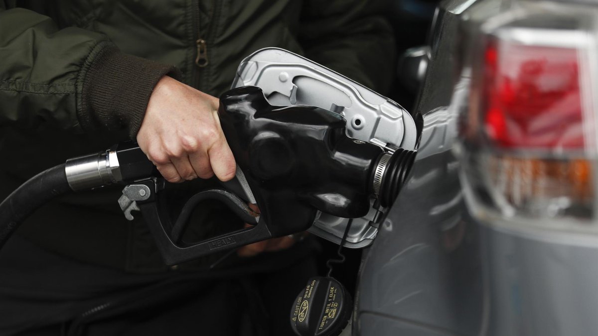 La tabla difundida por la cartera de Energía indica que el nuevo precio de venta al público para la gasolina súper es de 79,38 pesos (1,99 dólares) por litro y el gasoil 61,99 pesos (1,55 dólares) por litro. Fotografía de archivo.