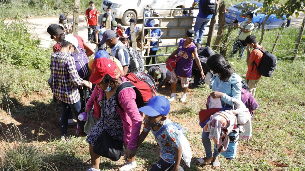 Un grupo de migrantes hondureños tratan de evitar los puntos de control migratorio recorriendo otros caminos en el Municipio de Omoa (Honduras), en una fotografía de archivo.