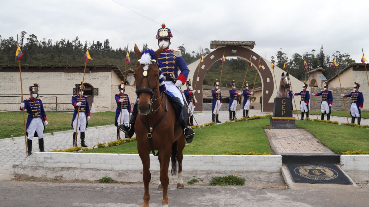 Entrenamiento. Los Granaderos de Tarqui, la guardia que custodia el Palacio de Gobierno en uno de sus entrenamientos en la Escuela Superior Militar Eloy Alfaro.
