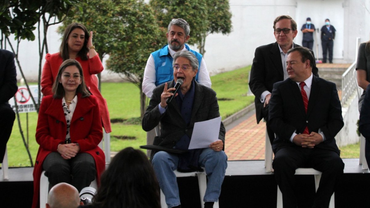 Comunicación. El presidente aprovechó el anuncio de las mascarillas para hablar del banquero Fidel Egas.