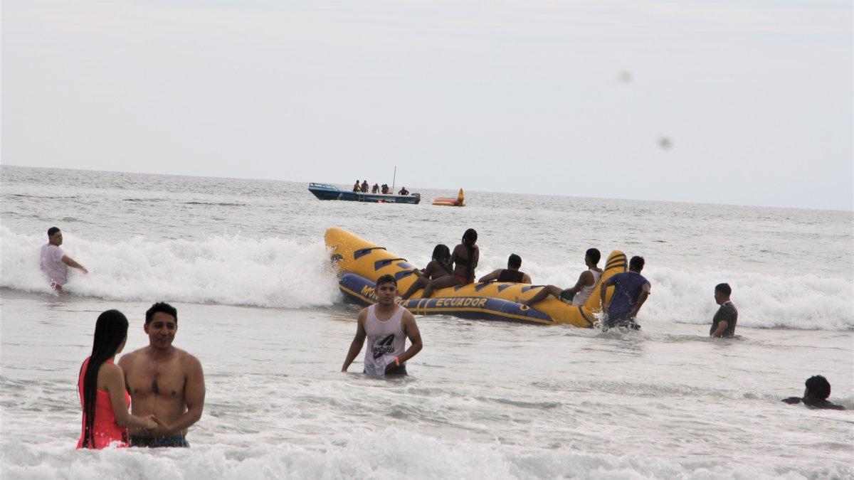 Diversión.- Un grupo de bañistas en Montañita.
