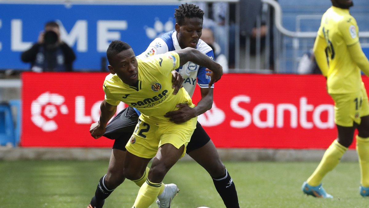 Pervis Estupiñán, marcapunta del Villarreal, protege la pelota ante el Alavés.