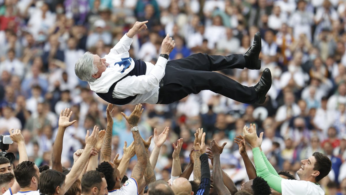 El técnico italiano Carlo Ancelotti es lanzado por los aires durante los festejos del Real Madrid.