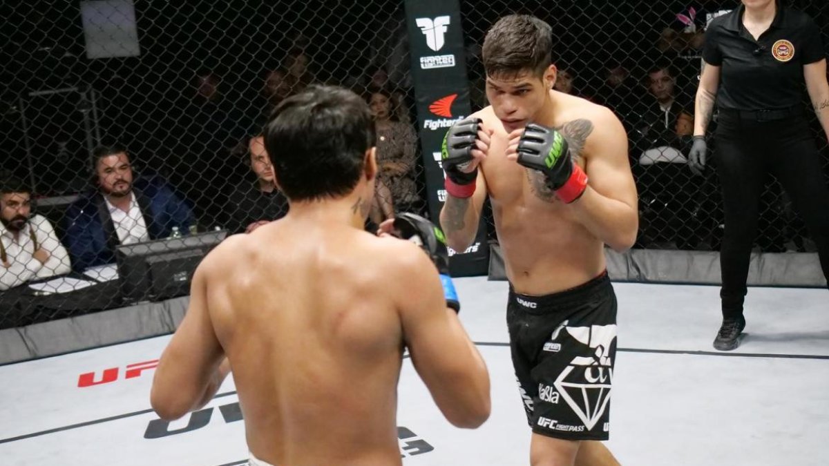 El luchador ecuatoriano Aaron Cañarte tiene un registro de diez peleas invicto en UWC México