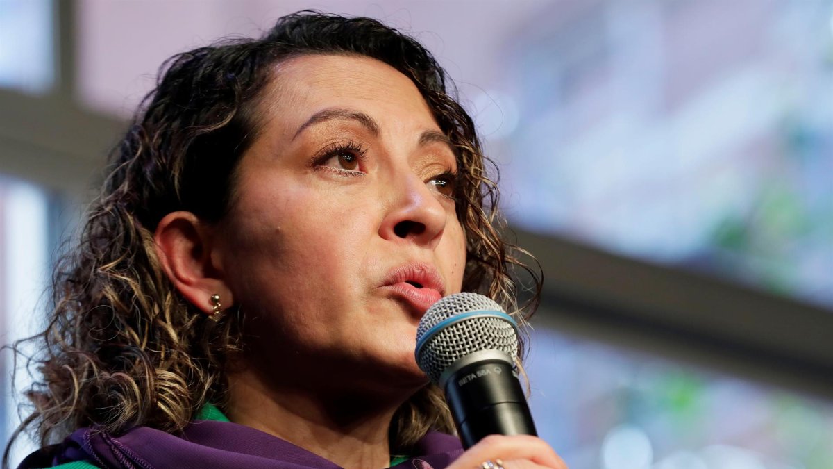 Fotografía de archivo fechada el 19 de octubre de 2021 que muestra a la periodista colombiana Jineth Bedoya durante una rueda de prensa en Bogotá (Colombia).