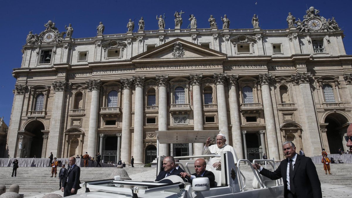 El Papa Francisco llega este miércoles a la Audiencia General semanal en la plaza de San Pedro.