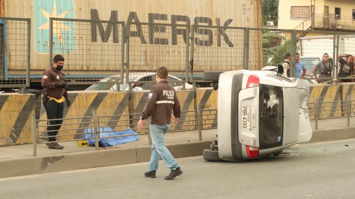 Un miembro de la Policía nacional fue abatido en la vía perimetral.