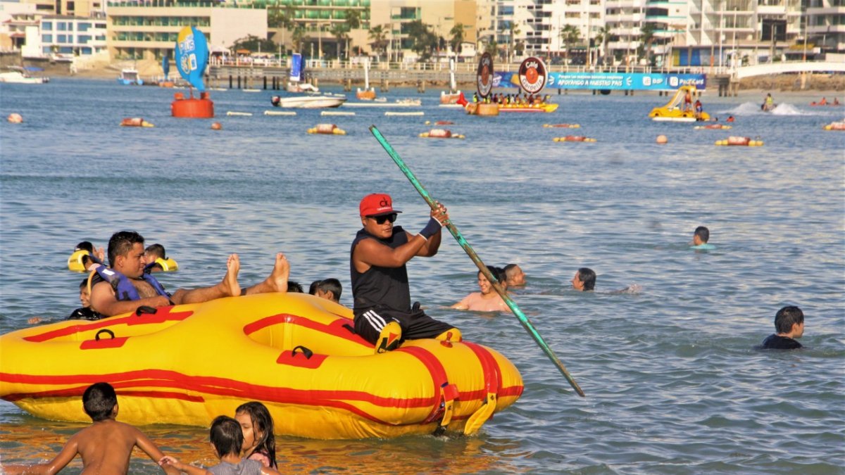 Mar. Turistas de Salinas aprovecharon para jugar con el agua salada