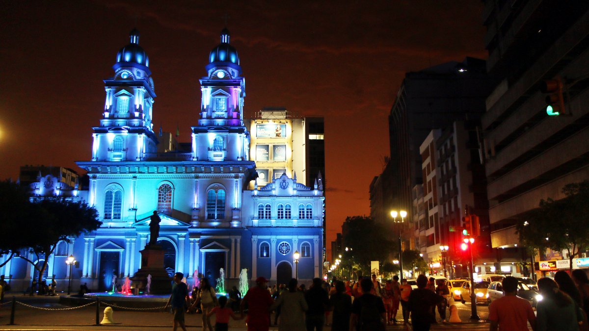 Sector. La luminosidad en la Plaza San Francisco alivia un poco el paso de los transeúntes.