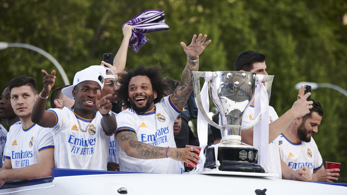 Los jugadores del Real Madrid pasearon con el trofeo de campeones del fútbol español.