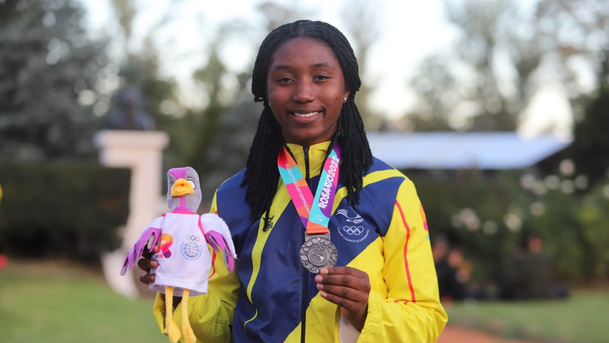 Daniela   Espinoza muestra la presea de plata obtenida en los Juegos Sudamericanos Juveniles de Rosario.