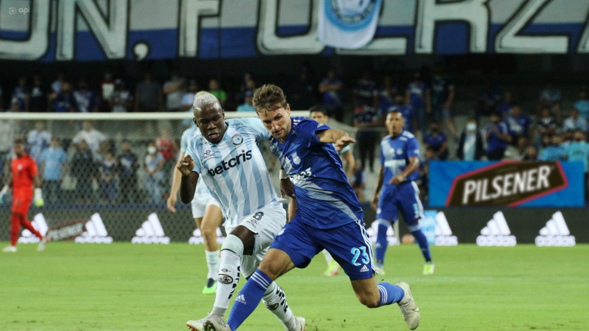 Casas de pronósticos de eventos deportivos auspician a equipos ecuatorianos. En la camiseta de Emelec aparece Bet593. La de Guayaquil City tiene a Betcris.