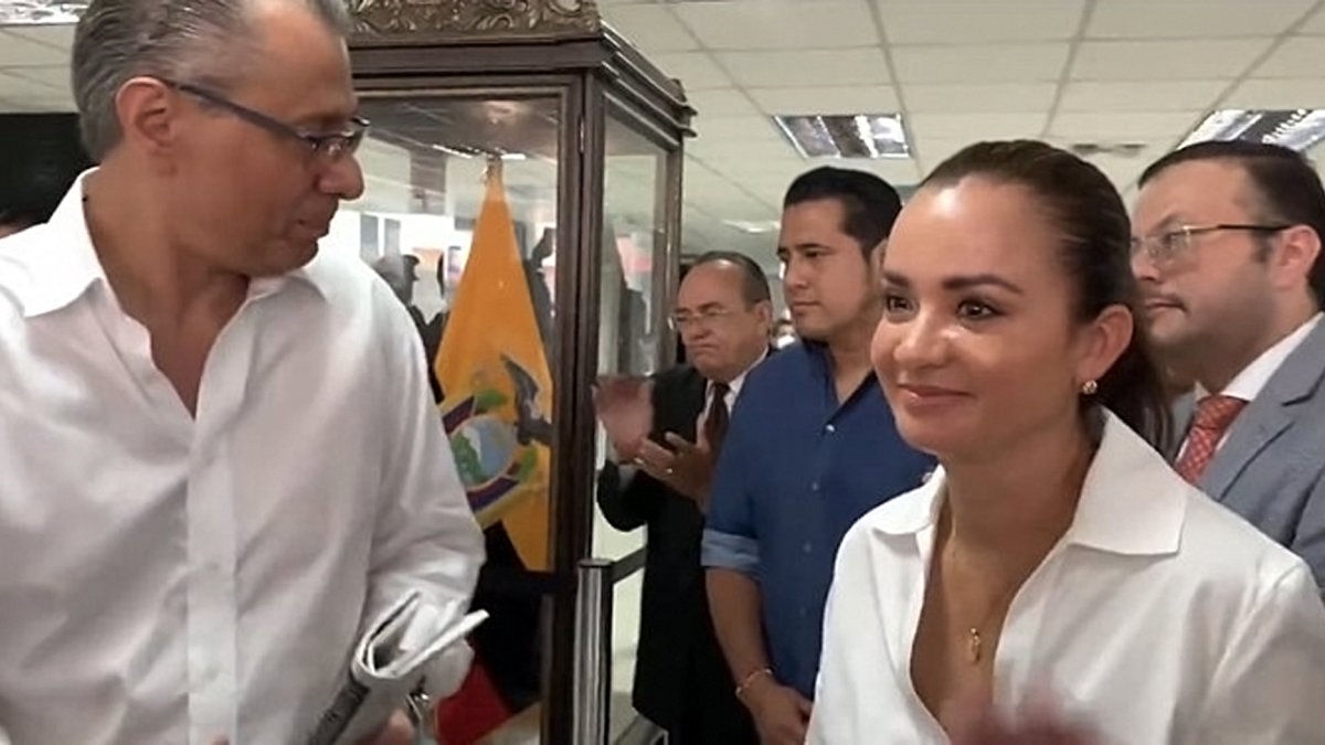 Amistades. Glas acudió a presentarse ante la Corte de Guayaquil en compañía de un círculo íntimo. Aparecen: Marcela Aguiñaga, Ronny Aleaga y el juez Pedro Moreira.
