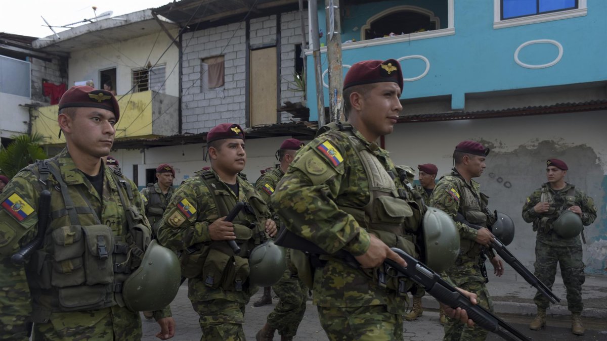 Militares ecuatorianos realizan operativos con fin de contrarrestar hechos delictivos y de violencia, durante el primer día de estado de excepción, en Guayaquil (Ecuador), este 30 de abril de 2022.