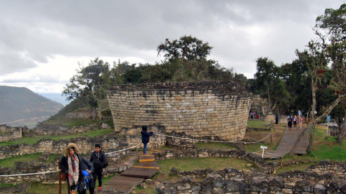 Turistas mientras pasean frente al templo mayor de la ciudad fortificada de Kuélap, en una fotografía de archivo.