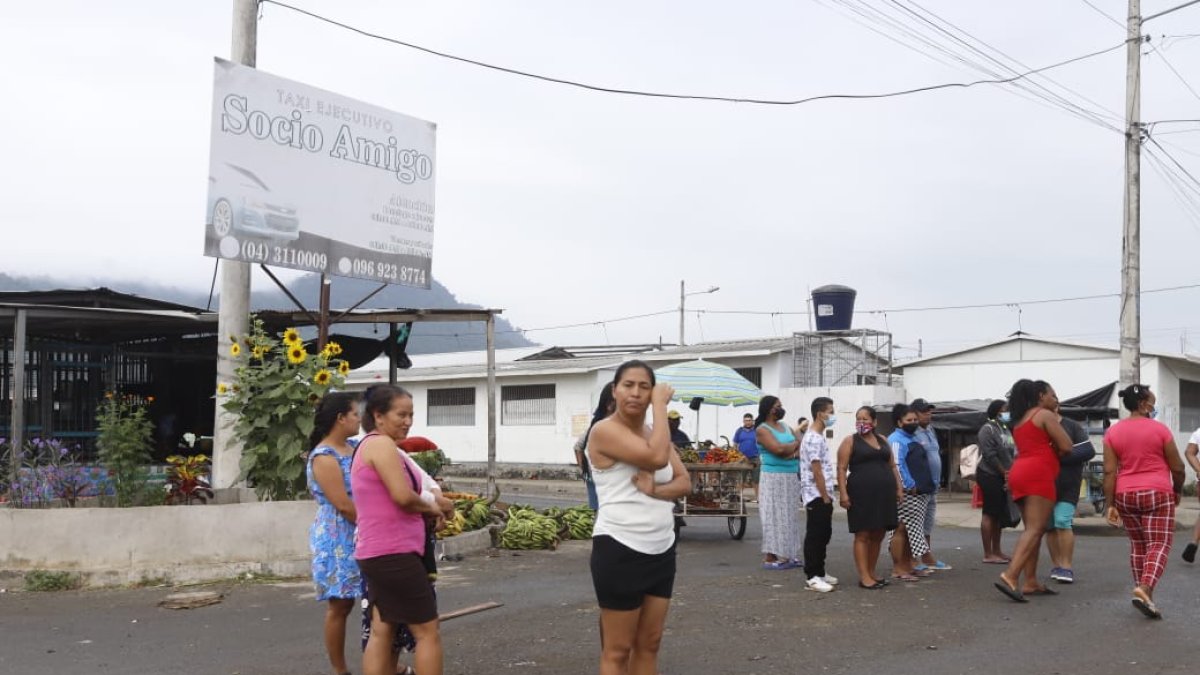 Uno de los policías que actuó en el procedimiento se habría salvado de morir porque un proyectil que iba a su tórax impactó en su chaleco antibalas.