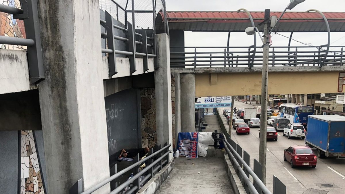 En el día y la noche es posible ver a personas durmiendo en medio de la estructura.