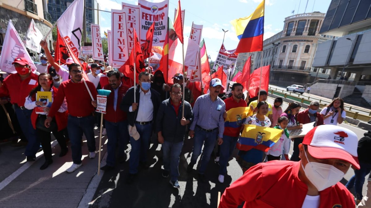 Los trabajadores durante el recorrido, de más de dos kilómetros, gritaron consignas en contra del gobierno de Guillermo Lasso.